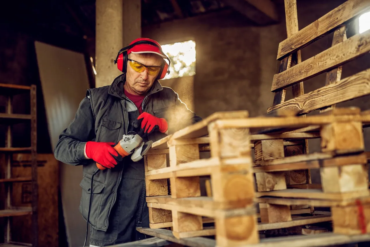 Profissional trabalhando na montagem de um pallet de madeira