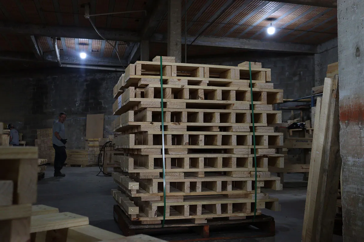 Pilha de pallets de madeira no galpão