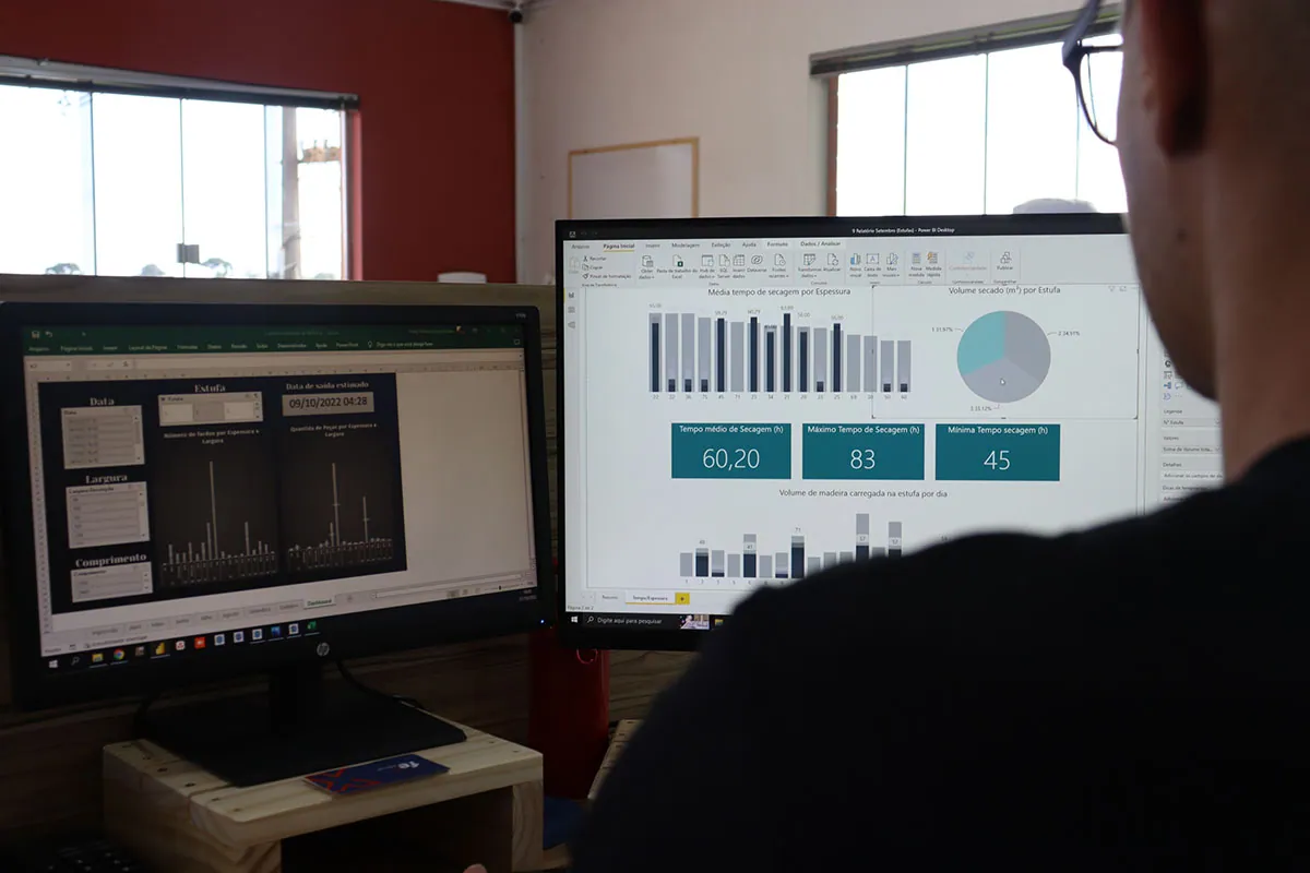 Consultor analisando indicadores de produção